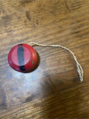 Vintage Rare Classic Wooden Yo-Yo in Red kids toys collectible